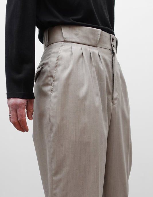 NEZU YO-HINTEN(根津洋品店) フォープリーツパンタロン 梳毛ウール ライトベージュ 薄手でしなやかで高級感がある生地 通販 184cm着画 ウエスト アップ セレクトショップ VOUILLON