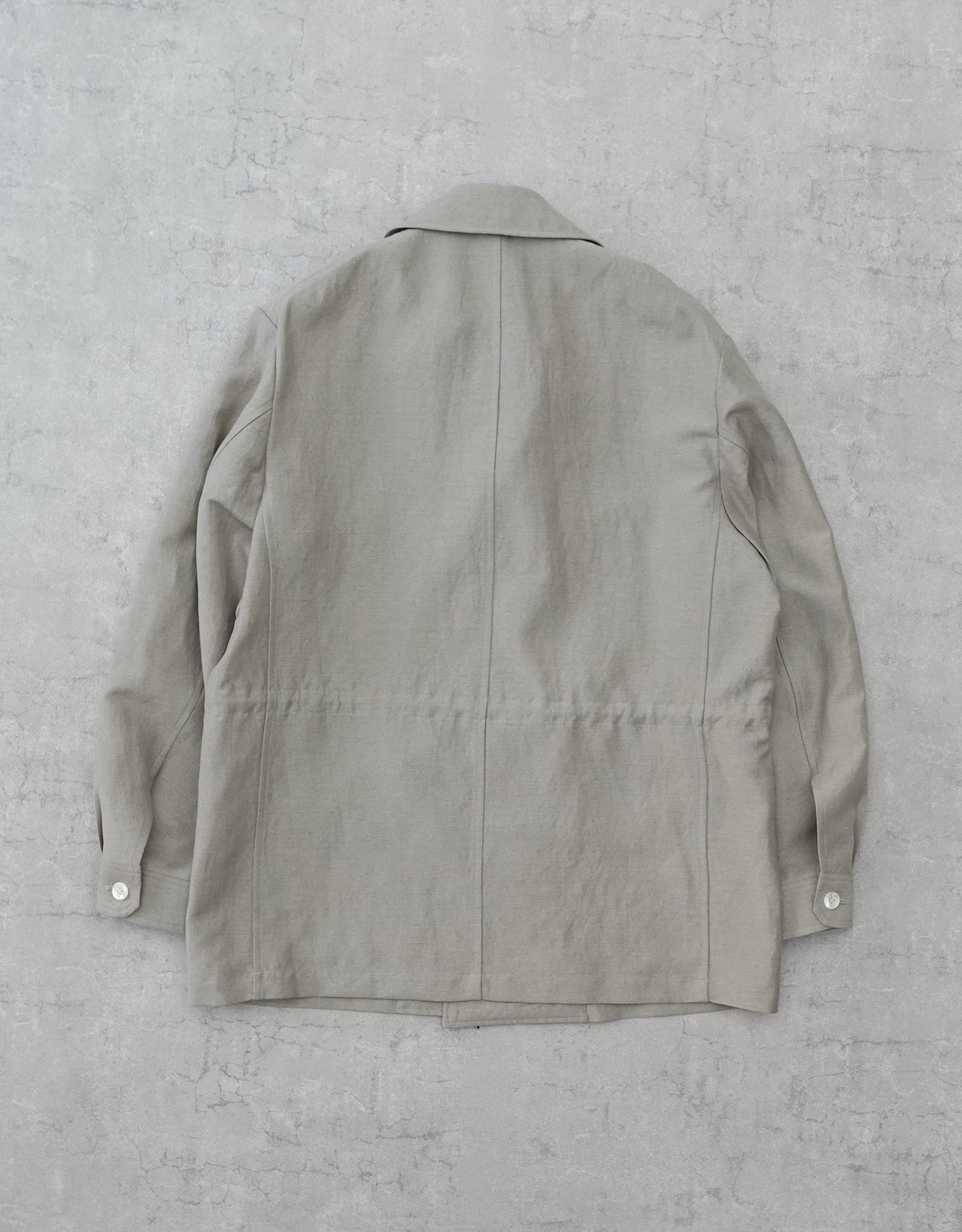 NEZU YO-HINTEN(根津洋品店) リネン ウール トロピカルジャケット ベージュよりのグレーカラー 上品で清涼感がある 通販 184cm着用イメージ 物撮り 背面 セレクトショップ VOUILLON