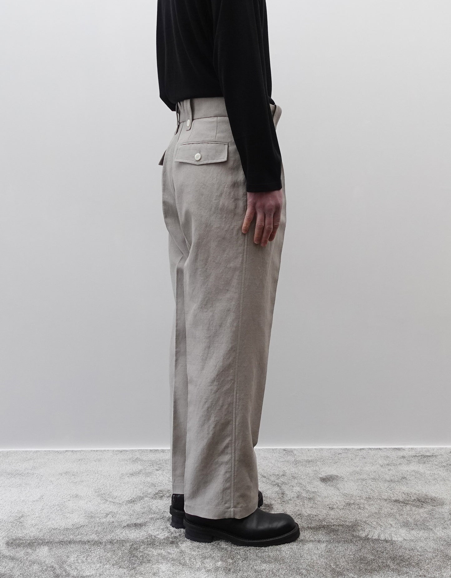 NEZU YO-HINTEN(根津洋品店) リネン ウール ワンプリーツ スラックス グルカパンツデザイン ベージュよりのグレーカラー 通販 184cm着用イメージ 下半身 左 セレクトショップ VOUILLON