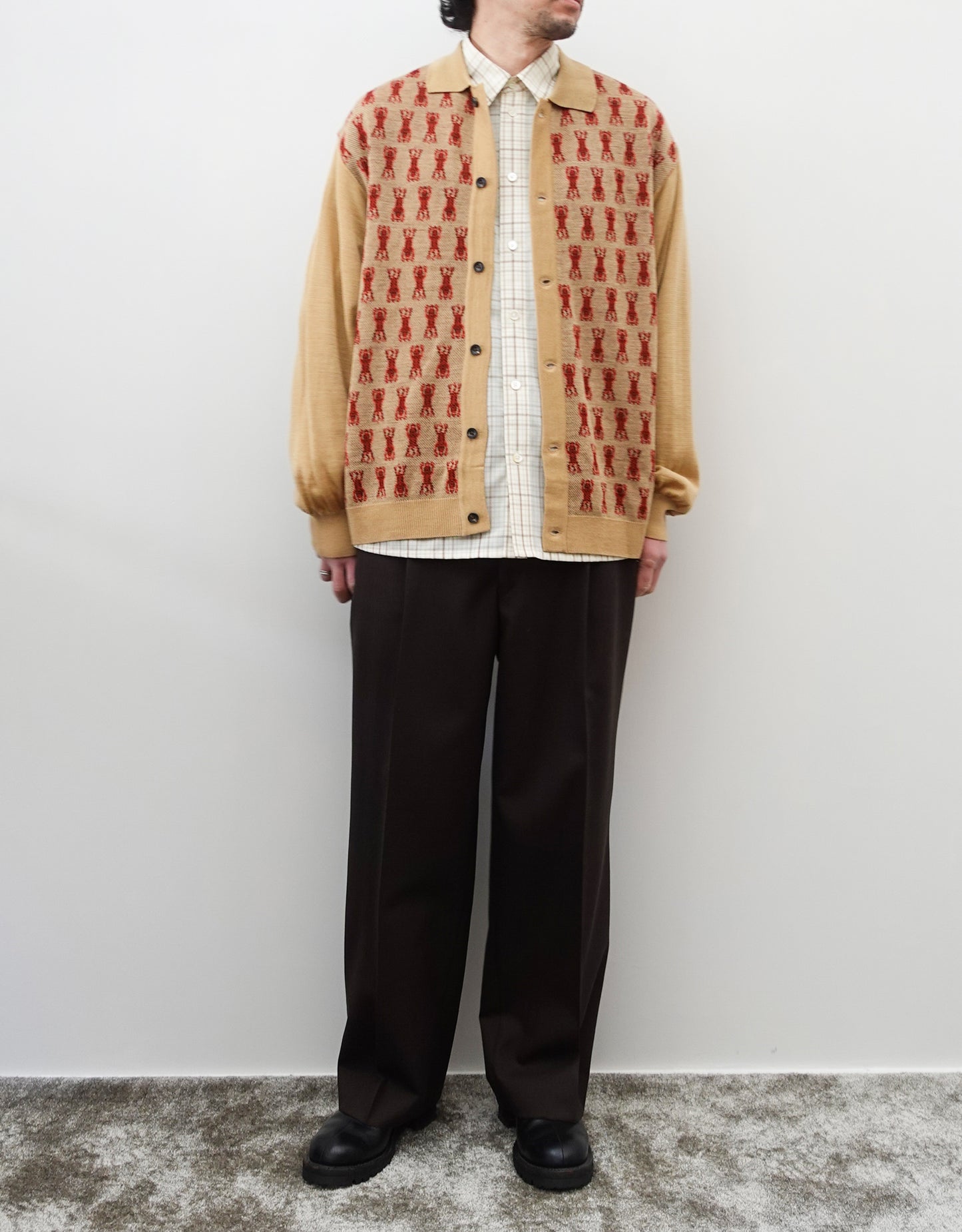 NEZU YO-HINTEN(根津洋品店) チベタンタイガー ジャガード ニットシャツ ベージュ 薄手でしなやかでリラックスフィット 通販 184cm着画 スタイリング チェックシャツ スラックス セレクトショップ VOUILLON