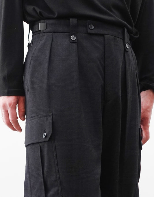 VOUILLON(ヴイヨン)のTwo Tuck Cargo Slacks - Black Glen Check(ツータックカーゴスラックス)。黒を基調としたシックなグレンチェック柄生地に、腰元のツータックと上品なサイドポケットを配したモードなカーゴパンツ。モデル着用右腰のタックを写した画像。