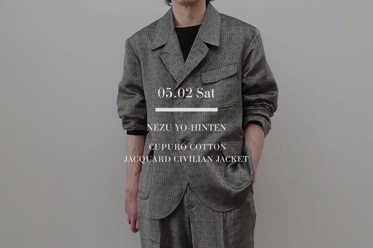 VOUILLON（ヴイヨン）マガジン「NEZU YO-HINTEN Cupuro Cotton Civilian Jacket」のトップ画像。キュプラコットンの独特な光沢と落ち感を持つ、グレーのシビリアンジャケットのスタイリングカット。