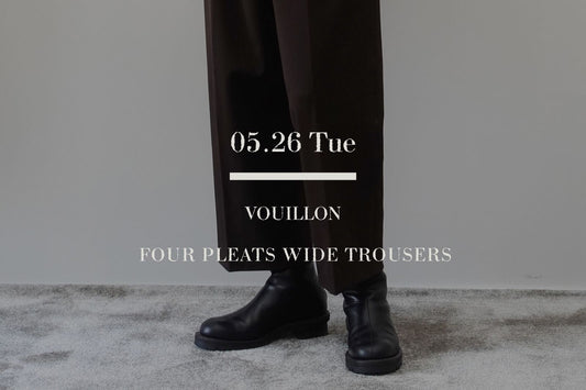 VOUILLONの4プリーツワイドパンツ。184センチのメンズモデルがブラウンのスラックスを着こなす。