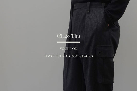 Ermenegildo Zegna（エルメネジルドゼニア）社のチャコールストライプデッドストック生地を使用した、VOUILLON（ヴイヨン）のTWO TUCK CARGO SLACKS（2タックカーゴスラックス）。中央に「05.28 Thu VOUILLON TWO TUCK CARGO SLACKS」の白いブランドロゴテキスト。