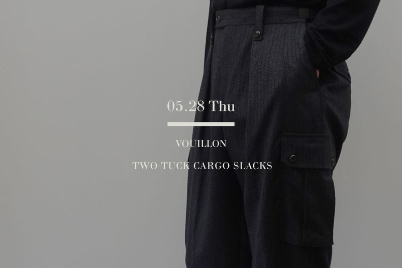 Ermenegildo Zegna（エルメネジルドゼニア）社のチャコールストライプデッドストック生地を使用した、VOUILLON（ヴイヨン）のTWO TUCK CARGO SLACKS（2タックカーゴスラックス）。中央に「05.28 Thu VOUILLON TWO TUCK CARGO SLACKS」の白いブランドロゴテキスト。