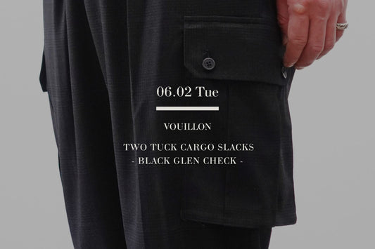 VOUILLONのmuラインTWO TUCK CARGO SLACKSのBLACK GLEN CHECKのクローズアップ画像。ロロピアーナ社の最高級ウール生地を使用し、前部分はシャープな叩きつけ、後ろ部分にのみ立体的なマチを設けた型崩れしない特殊構造のカーゴポケットを強調したドレスミリタリースラックス。中央に白いブランドロゴテキスト。