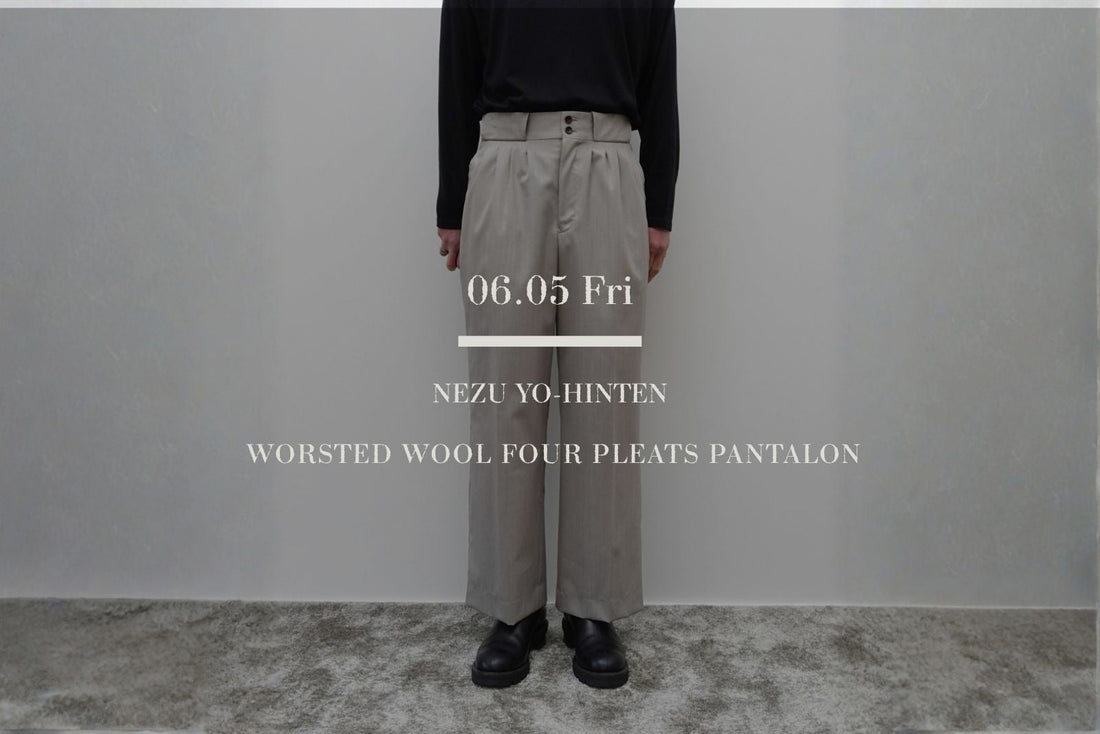 根津洋品店のWORSTED WOOL FOUR PLEATS PANTALONを着用した男性のスタイリング画像。黒の長袖カットソーをタックインし4本のタックによる立体的な腰回りとパイプドシステム設計による美しい縦長の足長シルエットを魅せたライトベージュの梳毛ウールドレスパンツと黒の革靴のコーディネート。中央に白いブランドロゴテキスト。