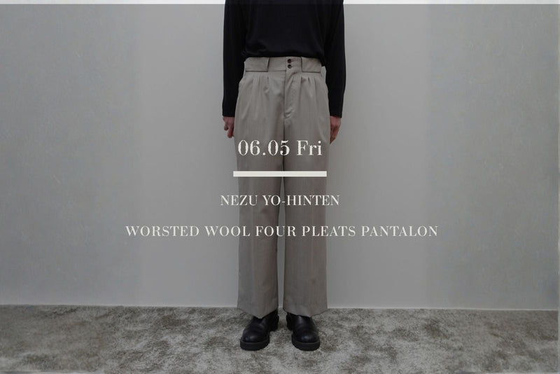 根津洋品店のWORSTED WOOL FOUR PLEATS PANTALONを着用した男性のスタイリング画像。黒の長袖カットソーをタックインし4本のタックによる立体的な腰回りとパイプドシステム設計による美しい縦長の足長シルエットを魅せたライトベージュの梳毛ウールドレスパンツと黒の革靴のコーディネート。中央に白いブランドロゴテキスト。