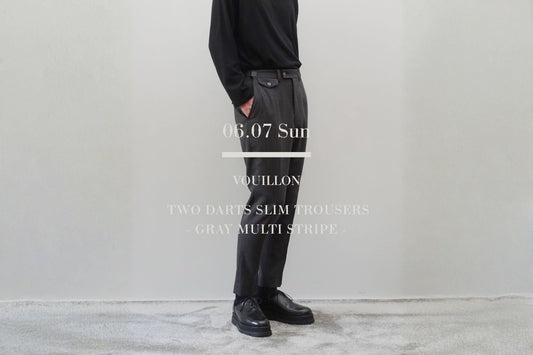 VOUILLON（ヴイヨン）マガジンのトップ画像。グレーマルチストライプ柄の2ダーツスリムトラウザーズ（Two Darts Slim Trousers）の真横からのスタイリングに、「06.07 Sun」の日付とブランドロゴ、アイテム名の文字を重ねたグラフィック。