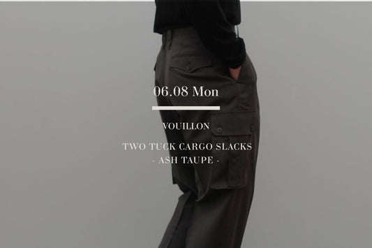 VOUILLON（ヴイヨン）マガジンのトップ画像。アッシュトープ（灰みがかったトープ）カラーのツータックカーゴスラックス（Two Tuck Cargo Slacks）の斜め後ろからの着用カットに、「06.08 Mon」の日付とブランドロゴ、アイテム名の文字を重ねたグラフィック。