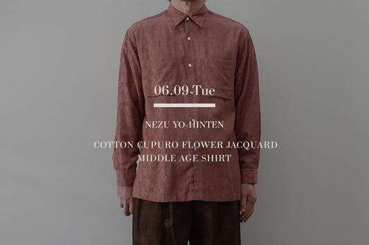 VOUILLON（ヴイヨン）マガジンのトップ画像。NEZU YO-HINTEN（根津洋品店）のコットンキュプラ・フラワージャガード ミドルエイジシャツ（Middle Age Shirt）。独特なピンクブラウンの色味と花柄の織り地、ダブルポケットの意匠が特徴的な長袖シャツの正面スタイリングに、「06.09 Tue」の文字を重ねたグラフィック。
