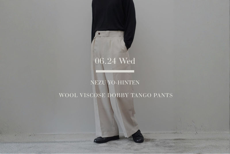 VOUILLON（ヴイヨン）マガジンのトップ画像。NEZU YO-HINTEN（根津洋品店）のウールビスコースドビー タンゴパンツ（Tango Pants）。クリーンな生成り（アイボリー）のドビー織り生地と、深いインタックによるワイドストレートシルエットが特徴的なボトムスの正面スタイリングに、「06.24 Wed」の文字を重ねたグラフィック。