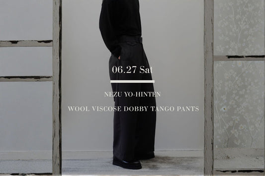VOUILLON（ヴイヨン）マガジンのトップ画像。NEZU YO-HINTEN（根津洋品店）のウールビスコースドビー タンゴパンツ（Tango Pants）。シックなチャコールグレーのドビー織り生地と、真横から見た圧倒的なボリュームのワイドストレートシルエットが特徴的なボトムスのサイドスタイリングに、「06.27 Sat」の文字を重ねたグラフィック。
