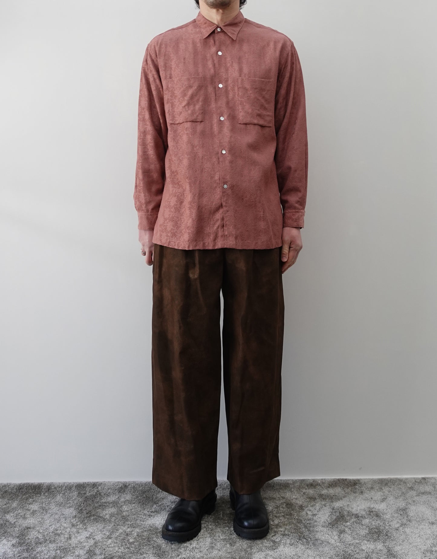 NEZU YO-HINTEN(根津洋品店) ジャガードシャツ 花柄 ピンク コットン キュプラ シルクのようななめらかさ 通販 184cm着用イメージ 全身 ワイドパンツ ブラウン セレクトショップ VOUILLON
