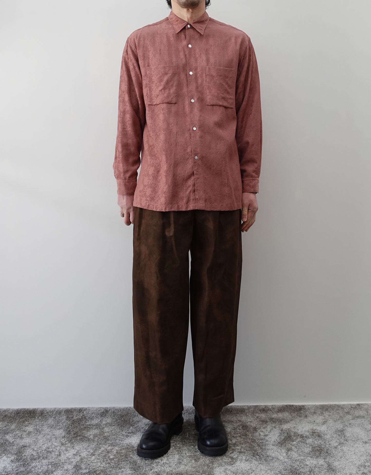 NEZU YO-HINTEN(根津洋品店) ジャガードシャツ ピンク コットン キュプラ シルクのようななめらかさ 通販 184cm着用イメージ 全身 正面 セレクトショップ VOUILLON