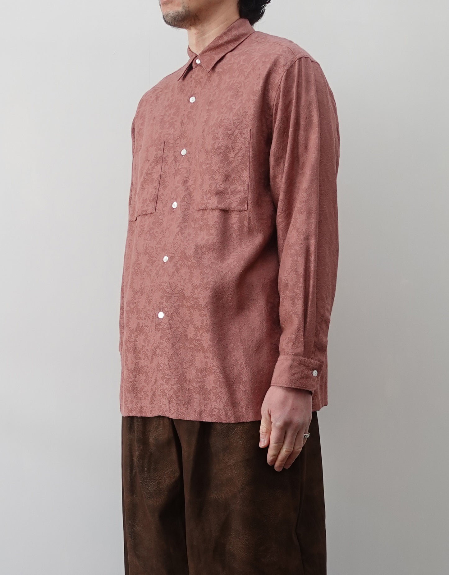 NEZU YO-HINTEN(根津洋品店) ジャガードシャツ ピンク コットン キュプラ シルクのようななめらかさ 通販 184cm着用イメージ 上半身 右 セレクトショップ VOUILLON