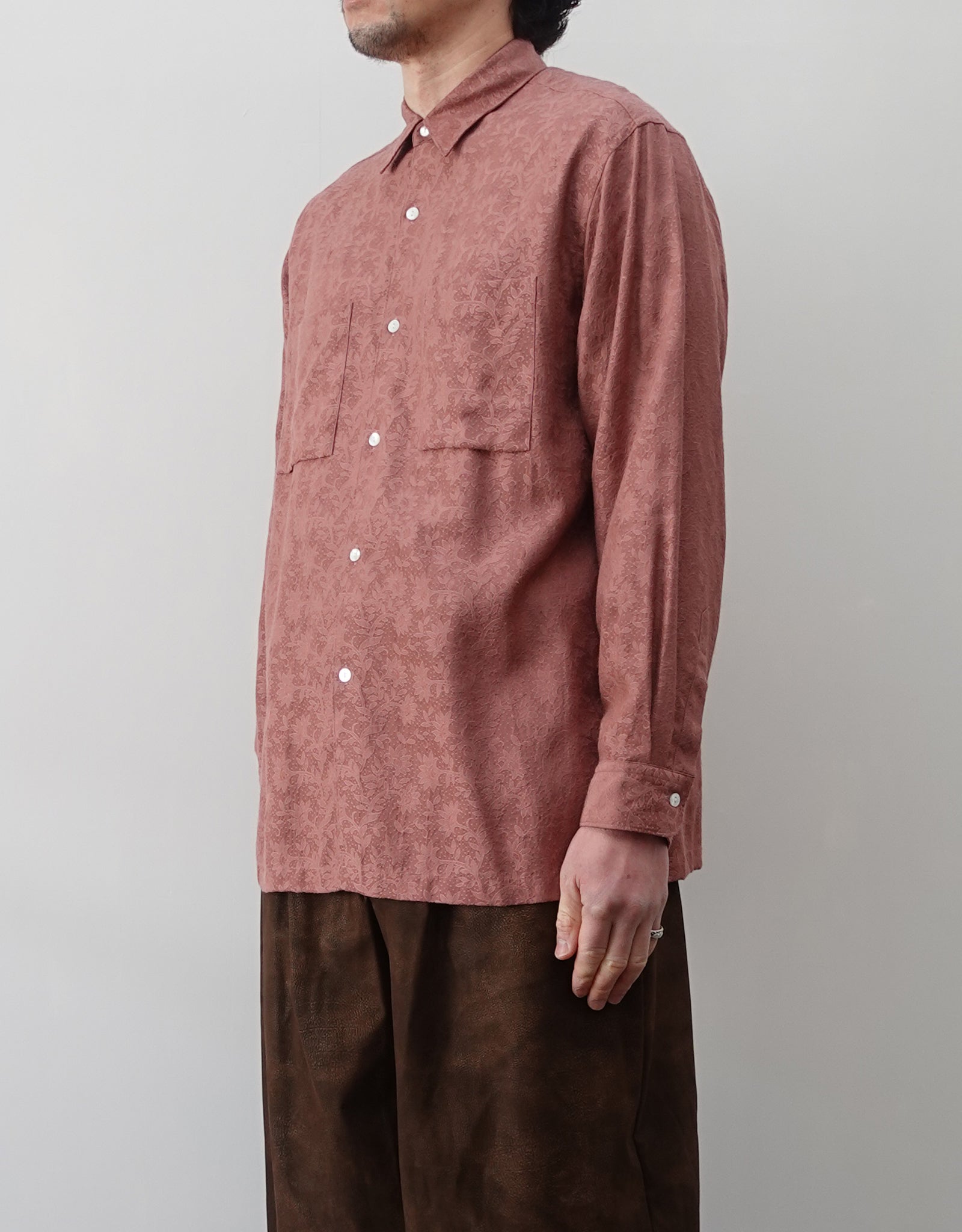 NEZU YO-HINTEN(根津洋品店) ジャガードシャツ ピンク コットン キュプラ シルクのようななめらかさ 通販 184cm着用イメージ 上半身 右 セレクトショップ VOUILLON