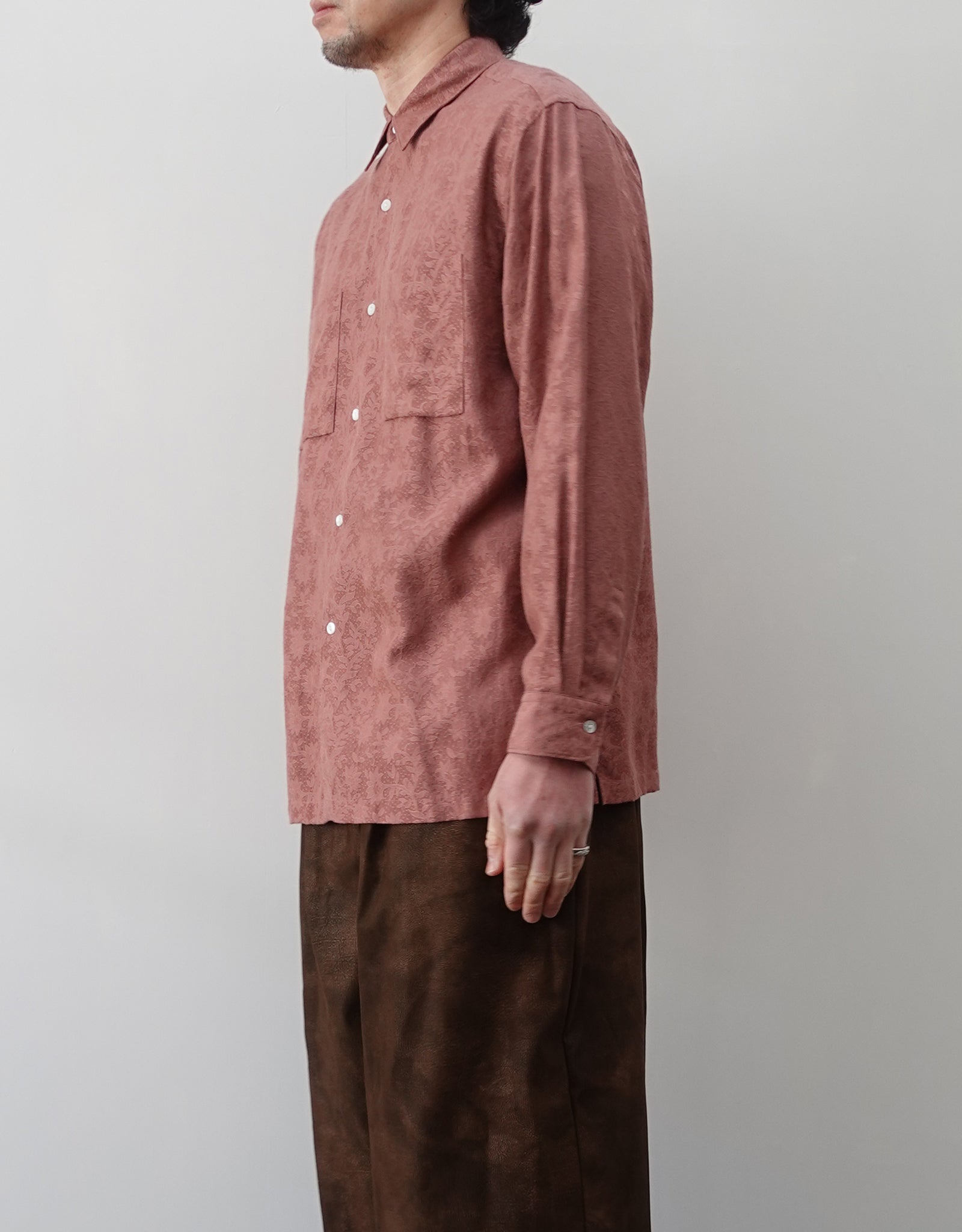 NEZU YO-HINTEN(根津洋品店) ジャガードシャツ 花柄 ピンク コットン キュプラ シルクのようななめらかさ 通販 184cm着用イメージ 上半身 右斜め前 セレクトショップ VOUILLON