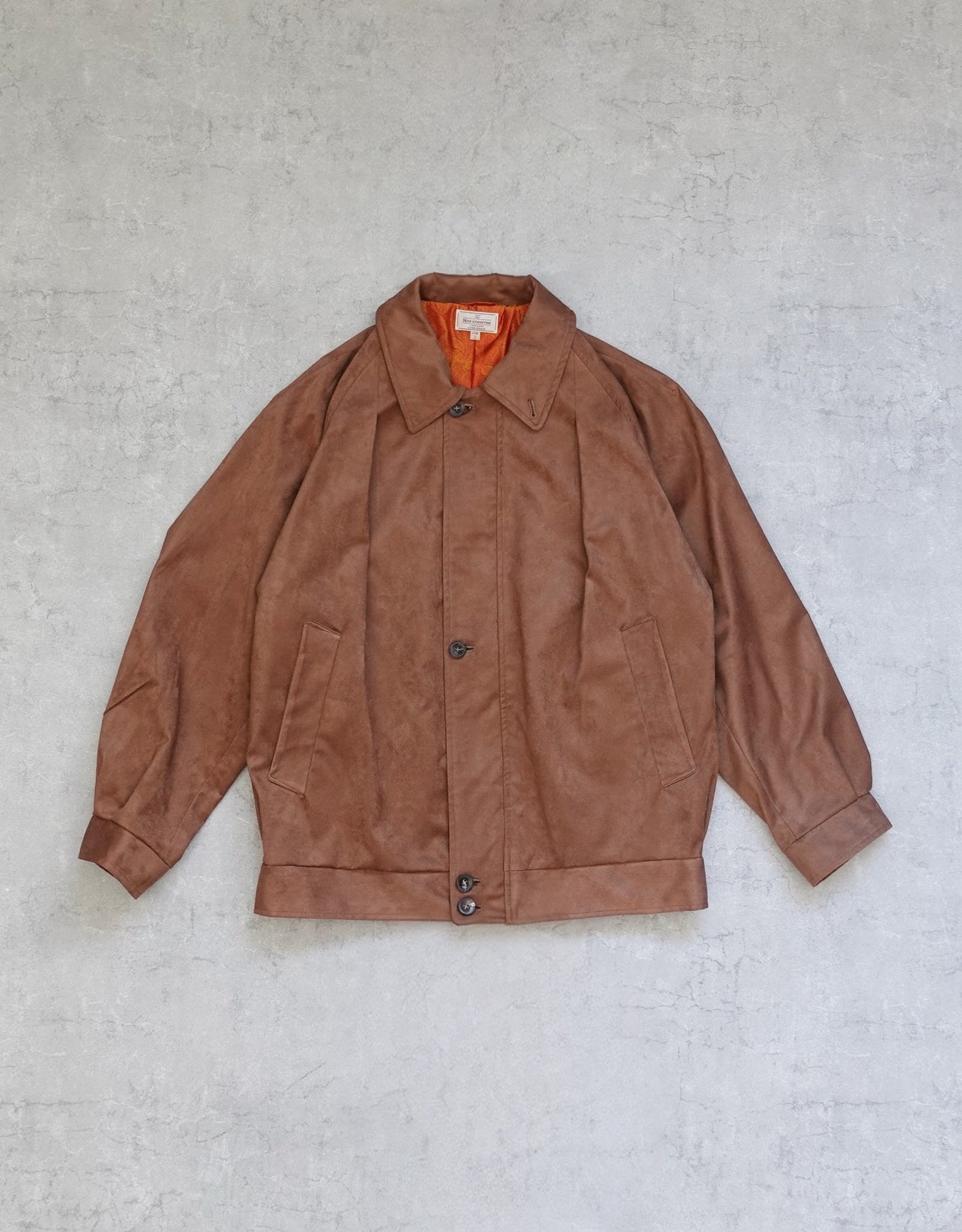 NEZU YO-HINTEN(根津洋品店) スウィングトップブルゾン サスティナブルレザー スエード ブラウン なめらかでしなやかな素材感 通販 物撮り 正面 セレクトショップ VOUILLON