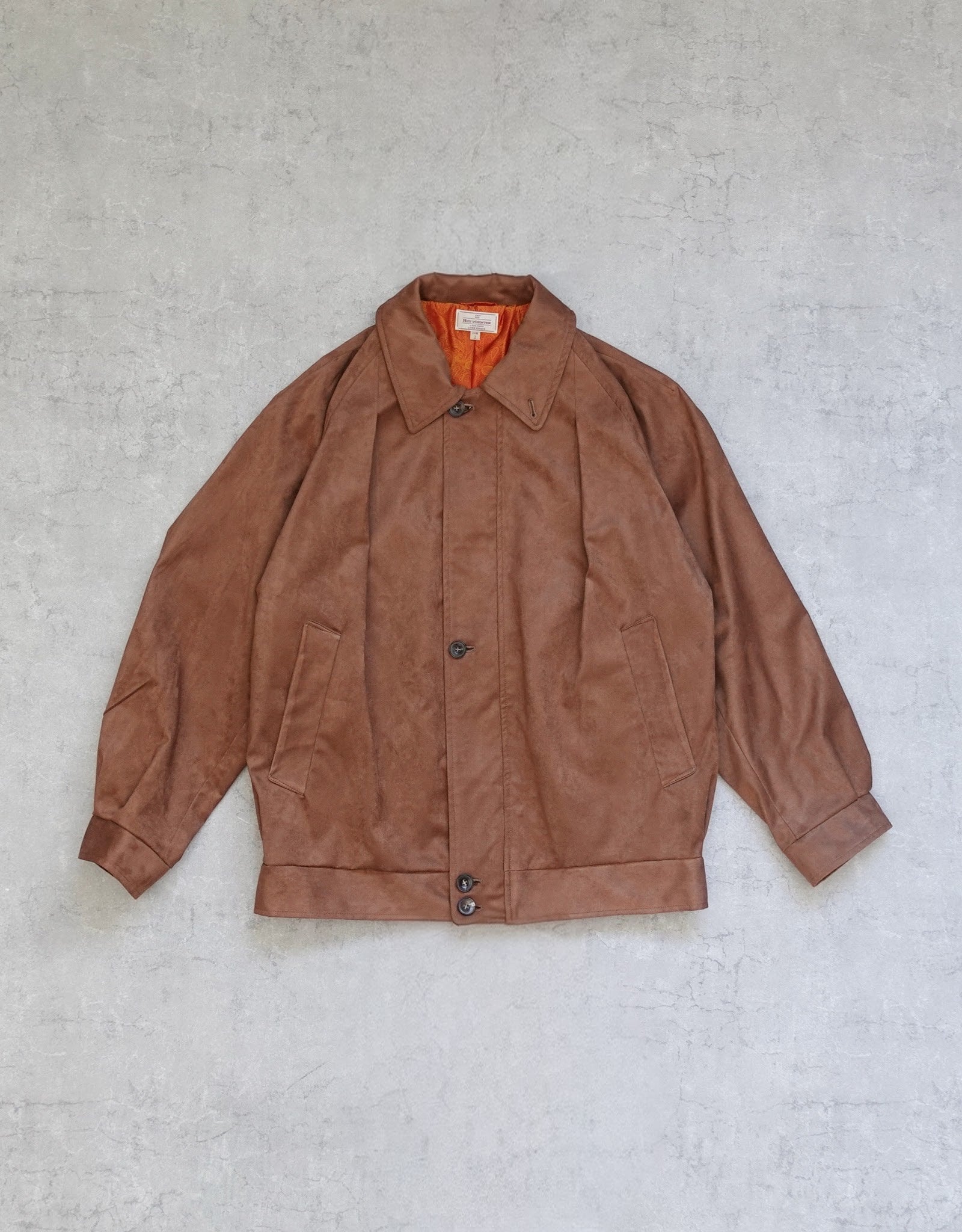 NEZU YO-HINTEN(根津洋品店) スウィングトップブルゾン サスティナブルレザー スエード ブラウン なめらかでしなやかな素材感 通販 物撮り 正面 セレクトショップ VOUILLON