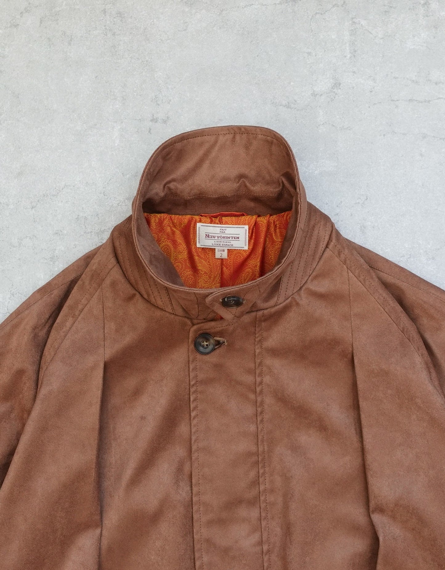 NEZU YO-HINTEN(根津洋品店) スウィングトップブルゾン サスティナブルレザー スエード ブラウン なめらかでしなやかな素材感 通販 物撮り 襟 襟立て セレクトショップ VOUILLON