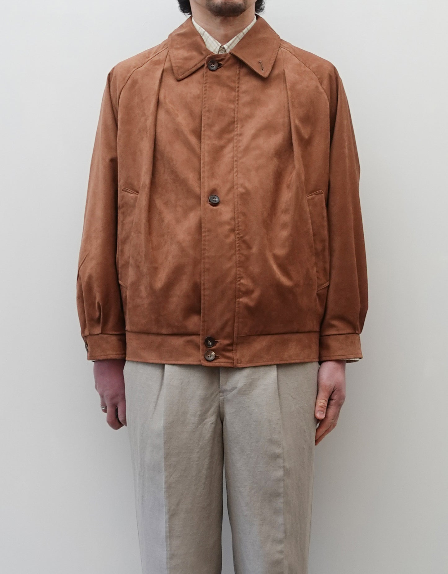 NEZU YO-HINTEN(根津洋品店) スウィングトップブルゾン サスティナブルレザー スエード ブラウン なめらかでしなやかな素材感 通販 184cm着画 上半身 正面 セレクトショップ VOUILLON
