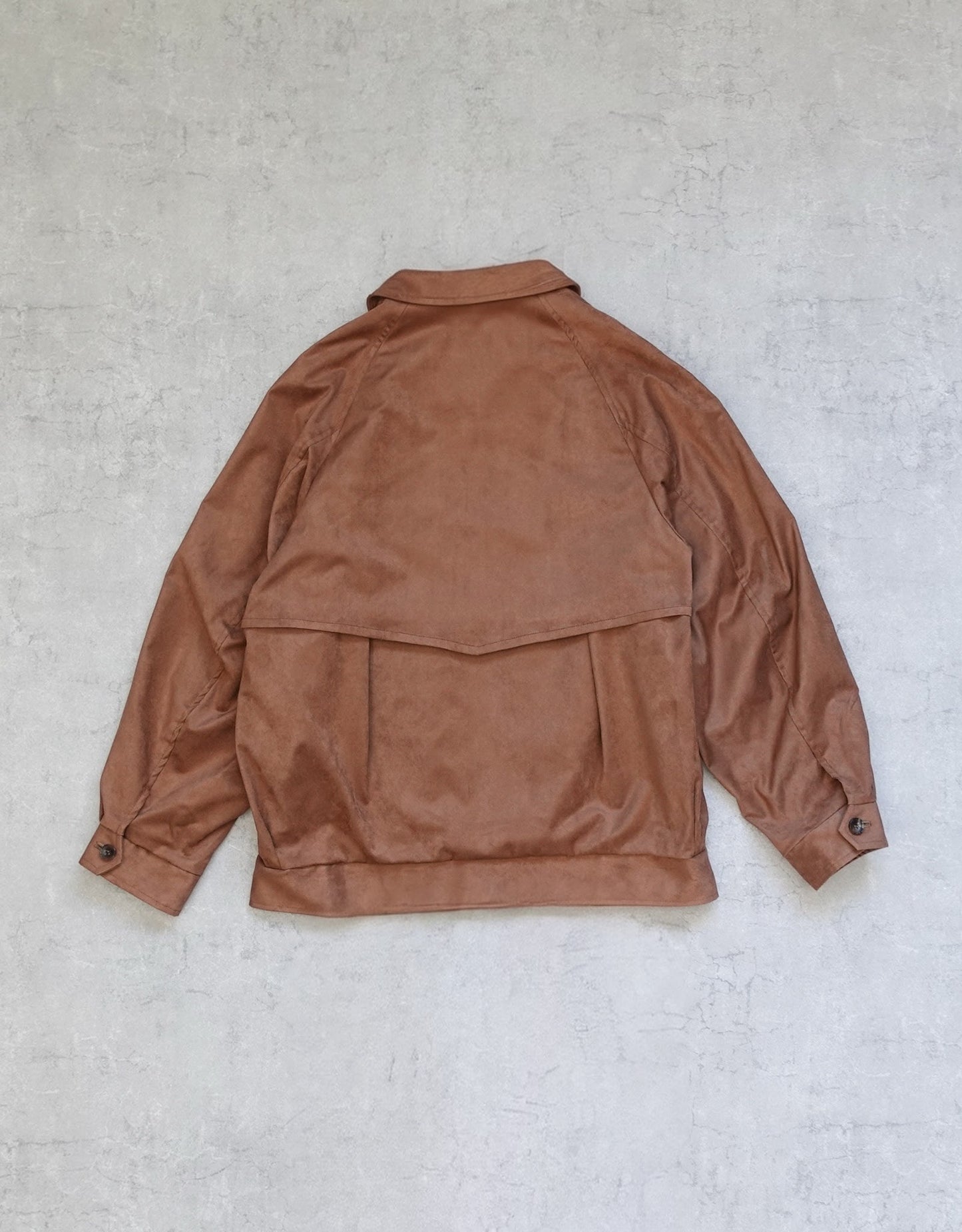 NEZU YO-HINTEN(根津洋品店) スウィングトップブルゾン サスティナブルレザー スエード ブラウン なめらかでしなやかな素材感 通販 物撮り 背面 セレクトショップ VOUILLON