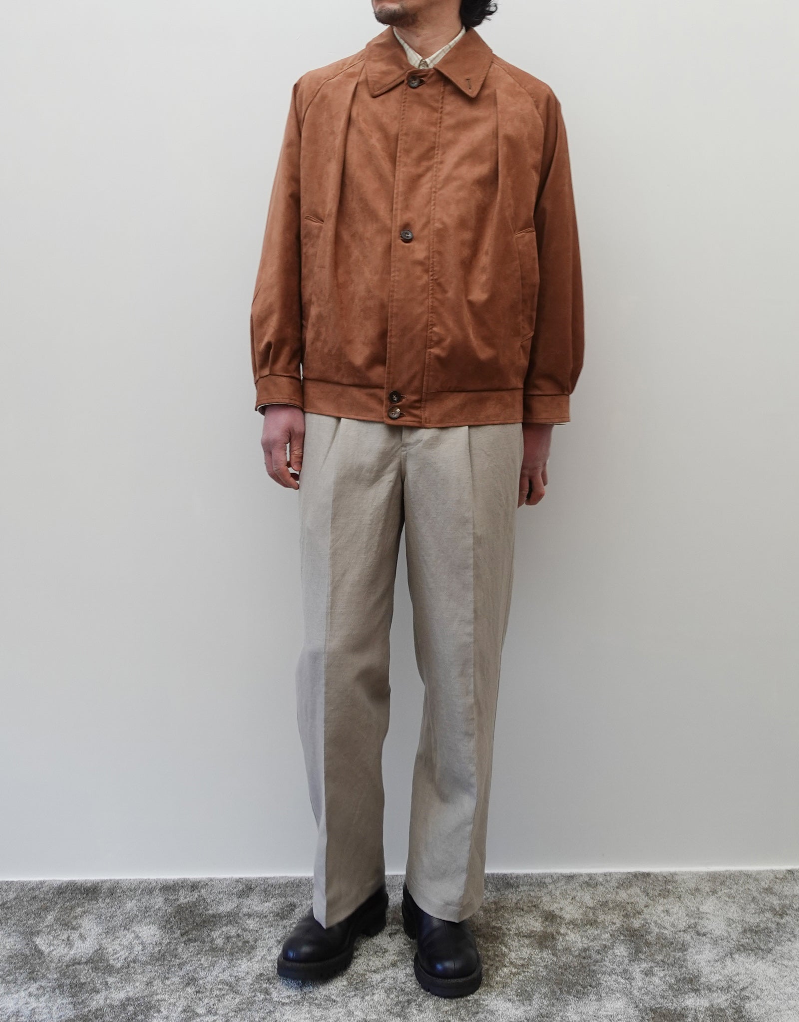 NEZU YO-HINTEN(根津洋品店) スウィングトップブルゾン サスティナブルレザー スエード ブラウン なめらかでしなやかな素材感 通販 184cm着画 全身 正面 セレクトショップ VOUILLON