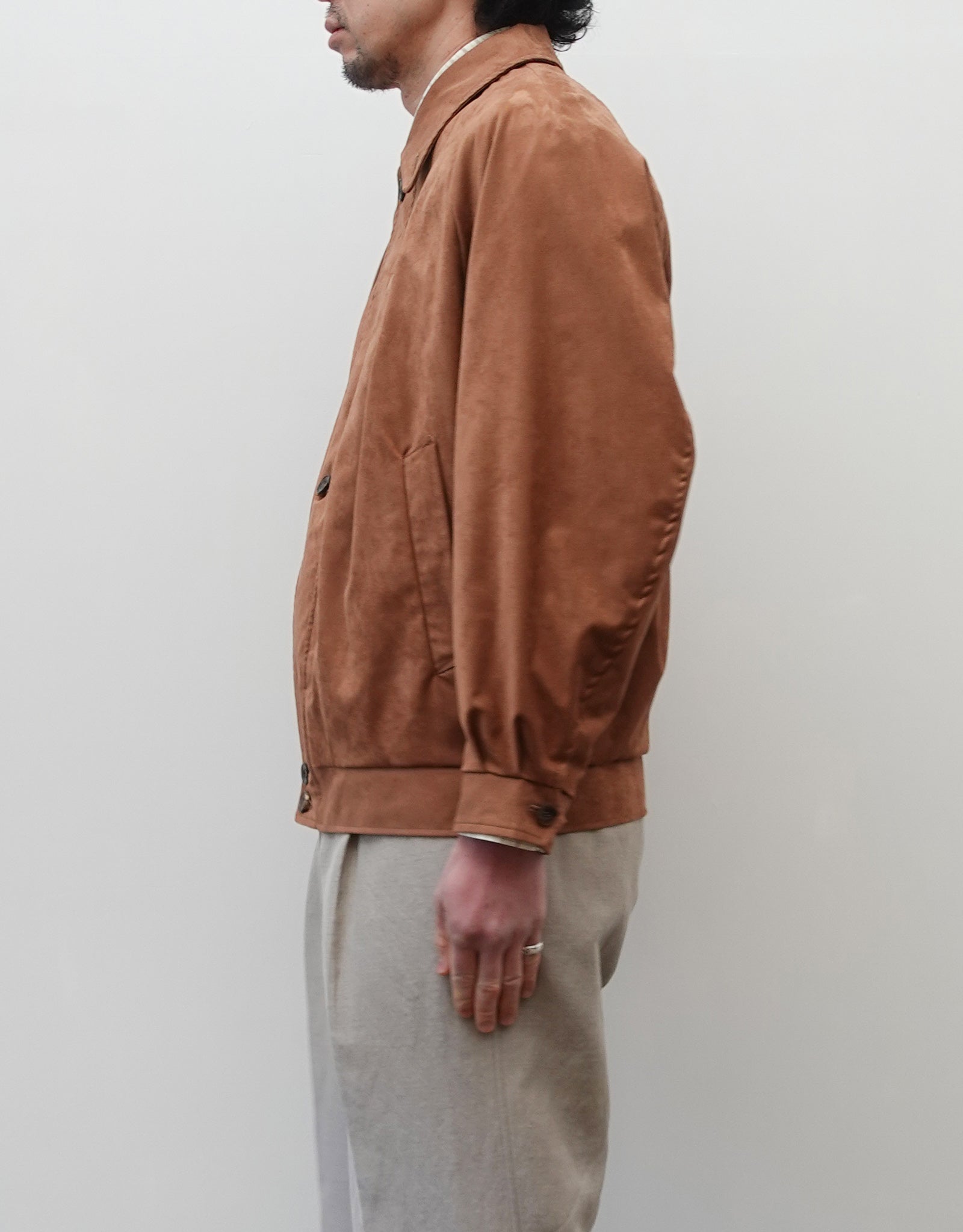 NEZU YO-HINTEN(根津洋品店) スウィングトップブルゾン サスティナブルレザー スエード ブラウン なめらかでしなやかな素材感 通販 184cm着画 上半身 右 セレクトショップ VOUILLON