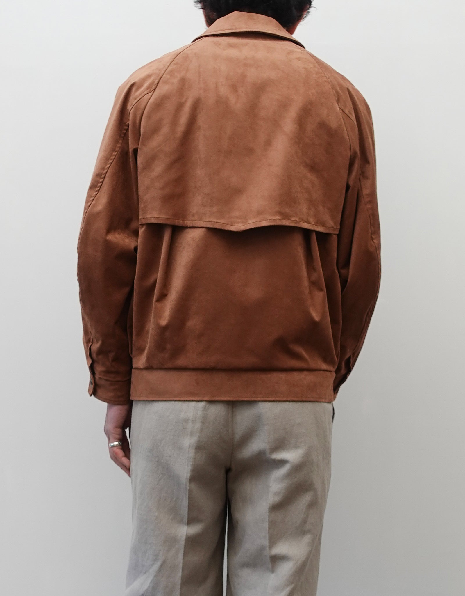 NEZU YO-HINTEN(根津洋品店) スウィングトップブルゾン サスティナブルレザー スエード ブラウン なめらかでしなやかな素材感 通販 184cm着画 上半身 背面 セレクトショップ VOUILLON