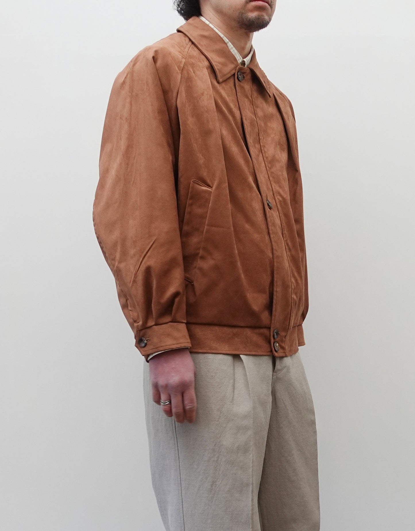 NEZU YO-HINTEN(根津洋品店) スウィングトップブルゾン サスティナブルレザー スエード ブラウン なめらかでしなやかな素材感 通販 184cm着画 上半身 左斜め前 セレクトショップ VOUILLON