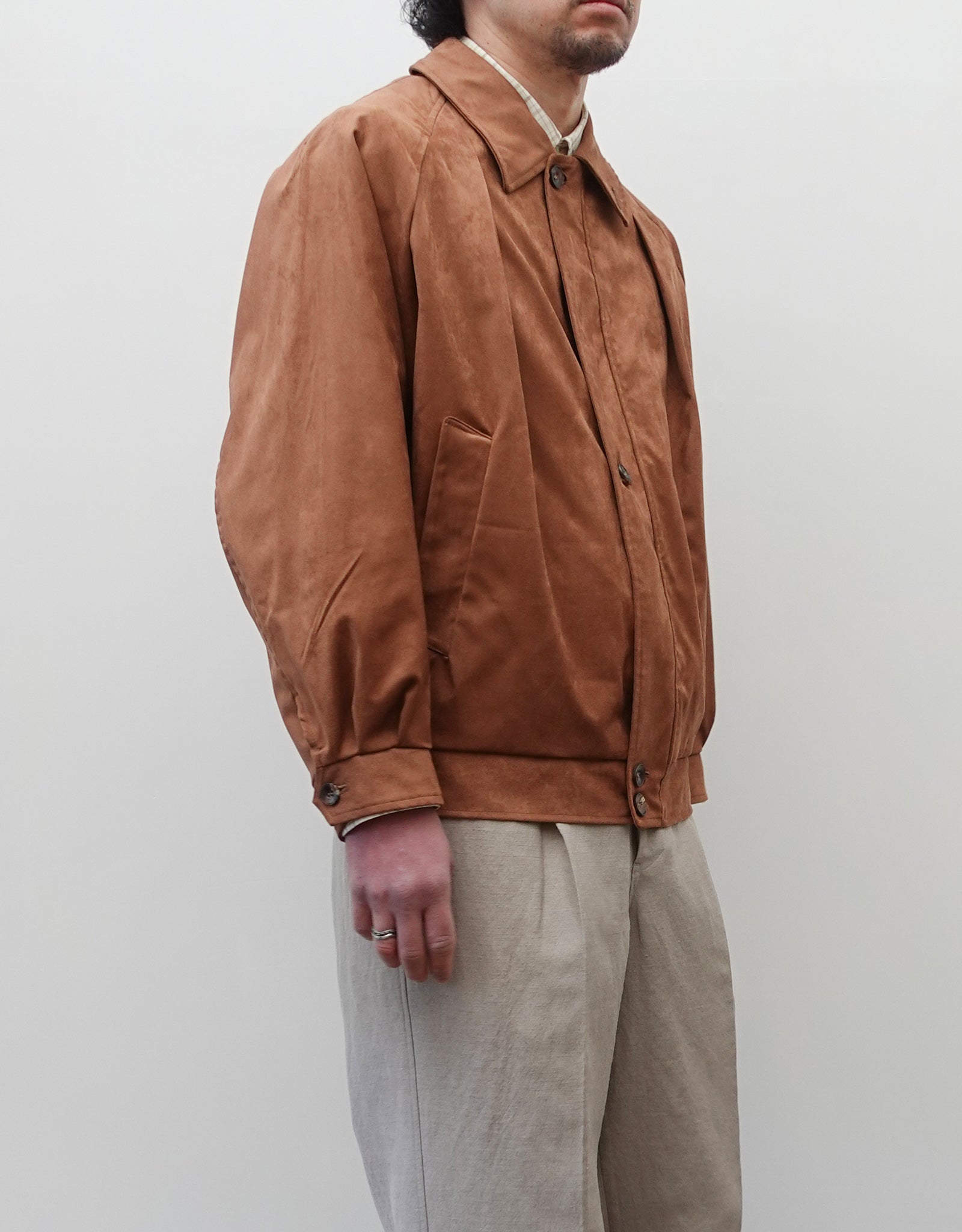 NEZU YO-HINTEN(根津洋品店) スウィングトップブルゾン サスティナブルレザー スエード ブラウン なめらかでしなやかな素材感 通販 184cm着画 上半身 左斜め前 セレクトショップ VOUILLON