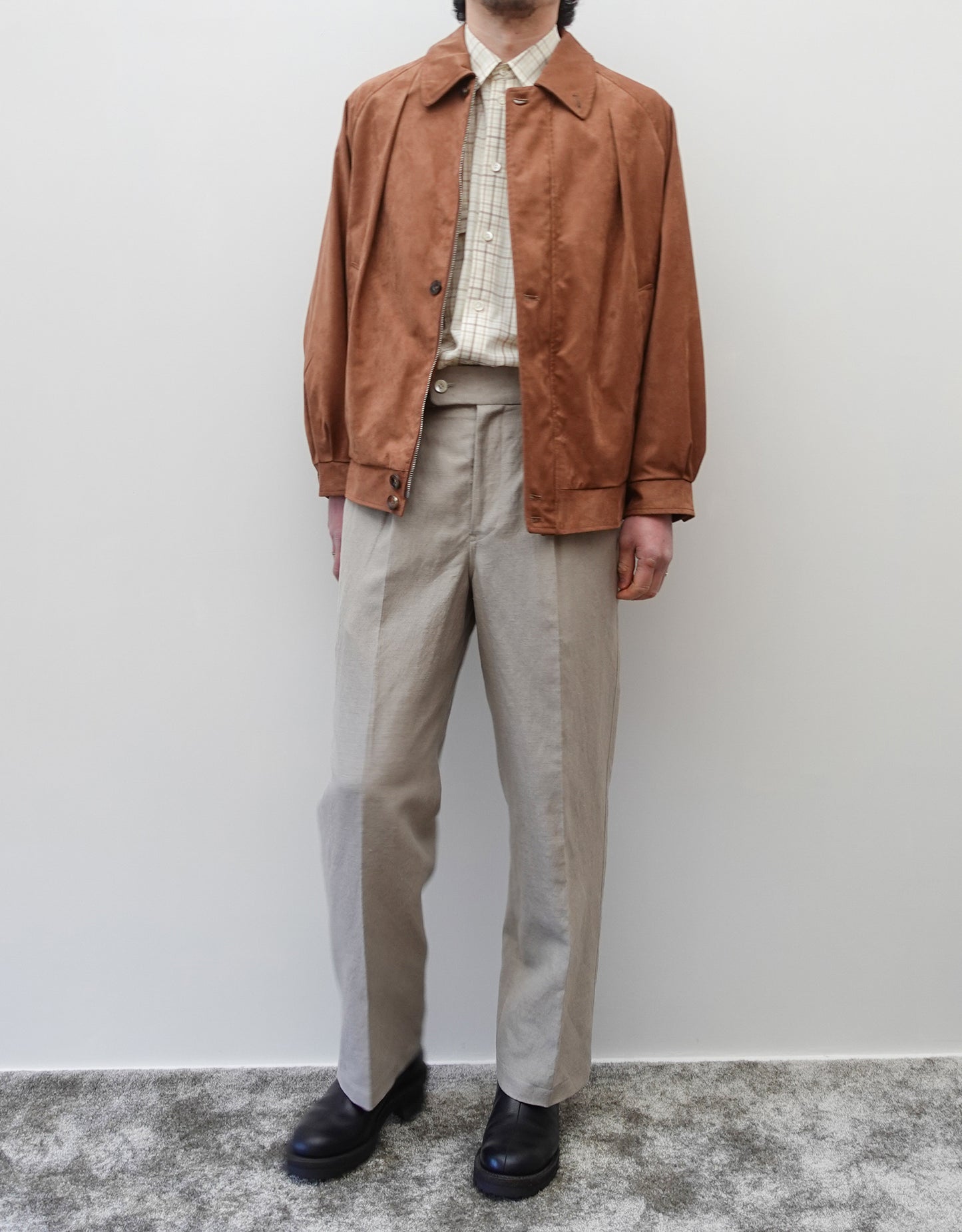 NEZU YO-HINTEN(根津洋品店) スウィングトップブルゾン サスティナブルレザー スエード ブラウン なめらかでしなやかな素材感 通販 184cm着画 スタイリング チェックシャツ スラックス セレクトショップ VOUILLON