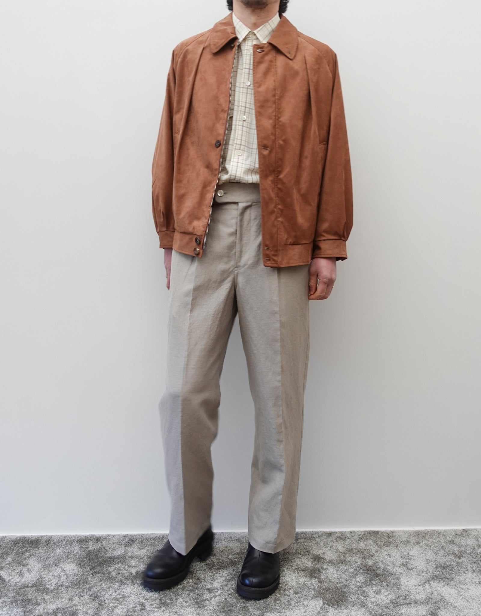 NEZU YO-HINTEN(根津洋品店) スウィングトップブルゾン サスティナブルレザー スエード ブラウン なめらかでしなやかな素材感 通販 184cm着画 スタイリング チェックシャツ スラックス セレクトショップ VOUILLON