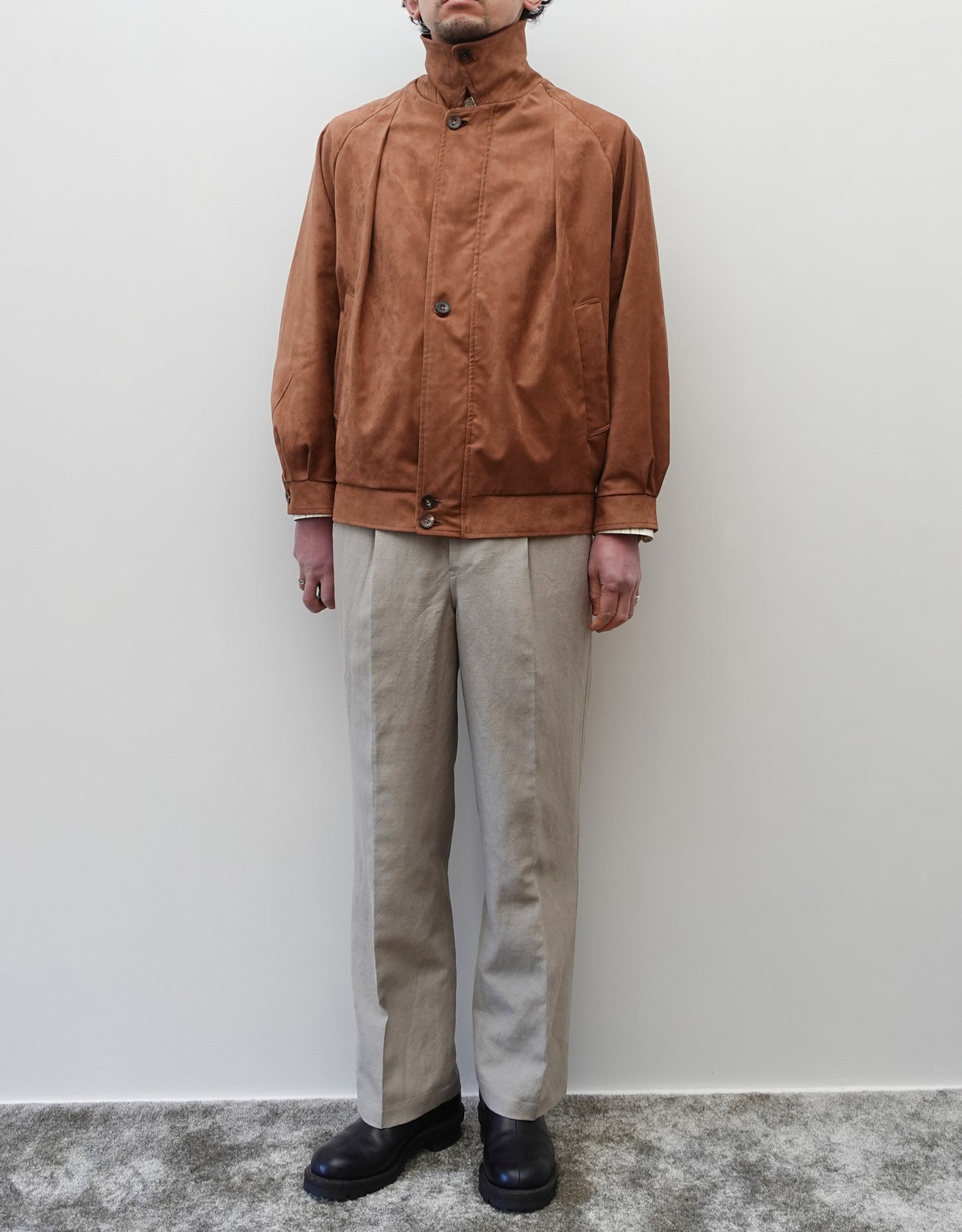 NEZU YO-HINTEN(根津洋品店) スウィングトップブルゾン サスティナブルレザー スエード ブラウン なめらかでしなやかな素材感 通販 184cm着画 上半身 正面 襟立て セレクトショップ VOUILLON