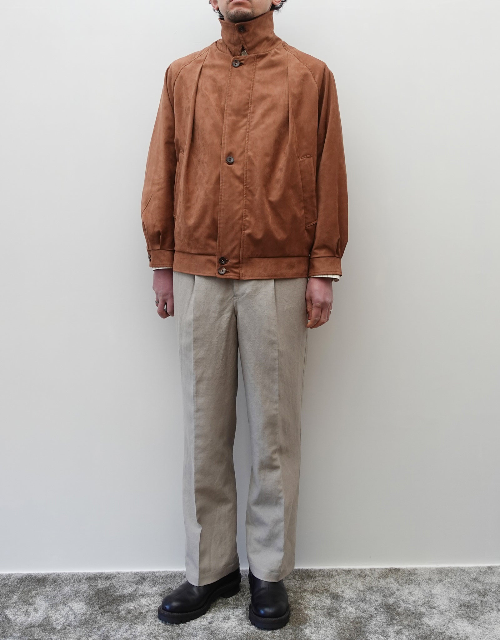 NEZU YO-HINTEN(根津洋品店) スウィングトップブルゾン サスティナブルレザー スエード ブラウン なめらかでしなやかな素材感 通販 184cm着画 上半身 正面 襟立て セレクトショップ VOUILLON