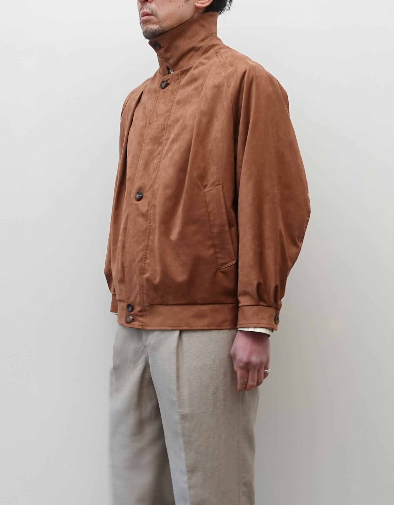 NEZU YO-HINTEN(根津洋品店) スウィングトップブルゾン サスティナブルレザー スエード ブラウン なめらかでしなやかな素材感 通販 184cm着画 上半身 襟立て セレクトショップ VOUILLON