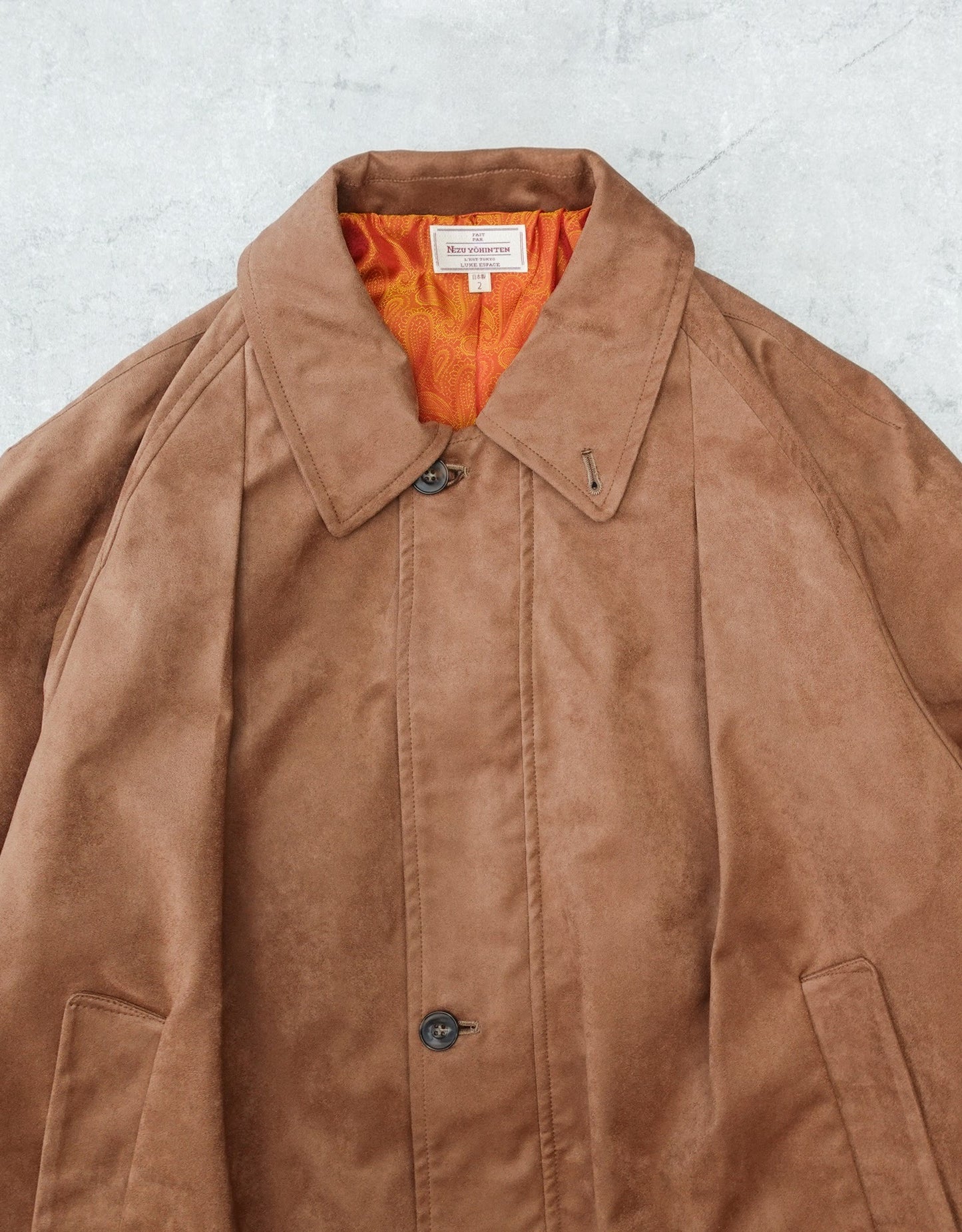 NEZU YO-HINTEN(根津洋品店) スウィングトップブルゾン サスティナブルレザー スエード ブラウン なめらかでしなやかな素材感 通販 物撮り 襟 セレクトショップ VOUILLON