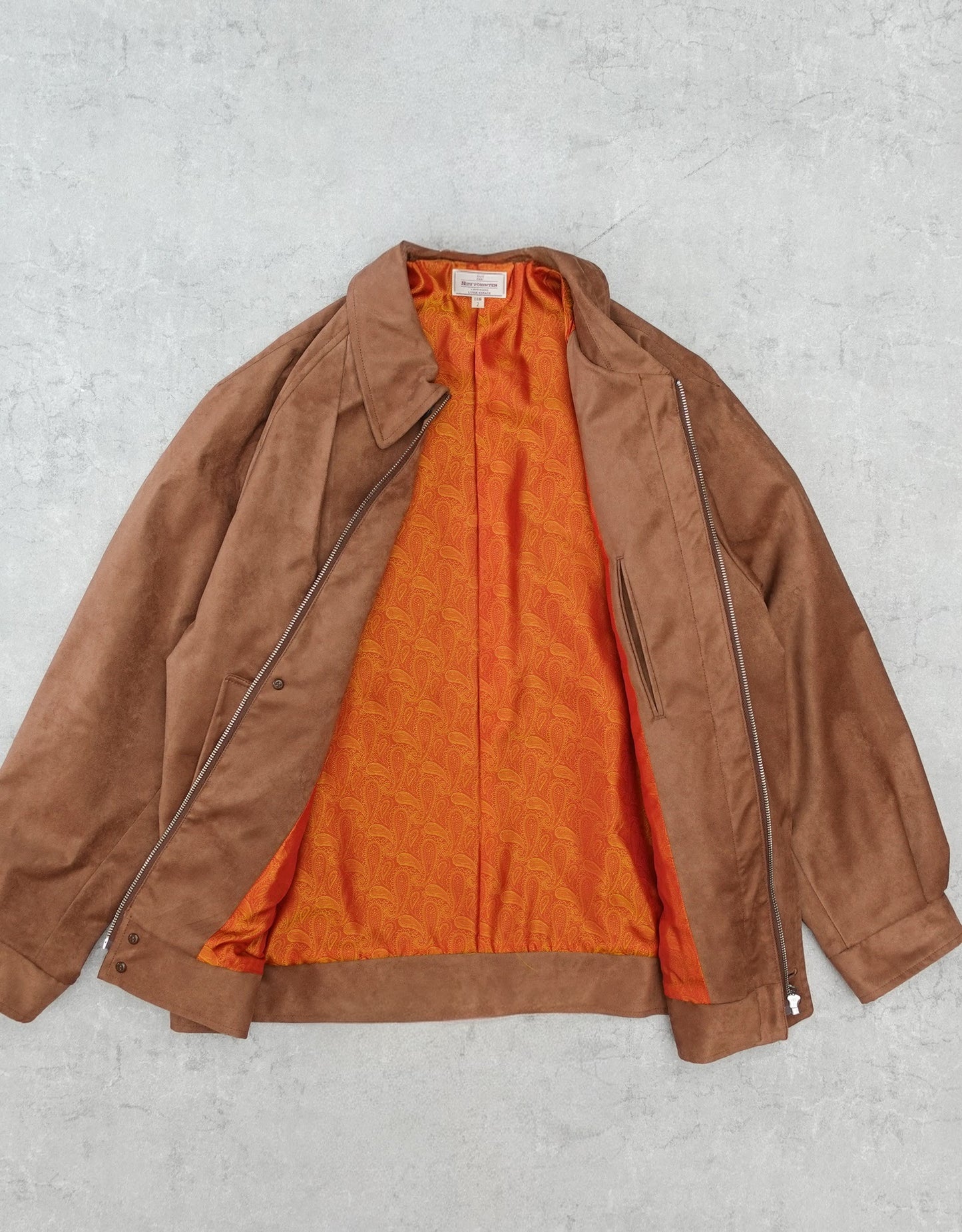 NEZU YO-HINTEN(根津洋品店) スウィングトップブルゾン サスティナブルレザー スエード ブラウン なめらかでしなやかな素材感 通販 物撮り 裏地 キュプラ セレクトショップ VOUILLON