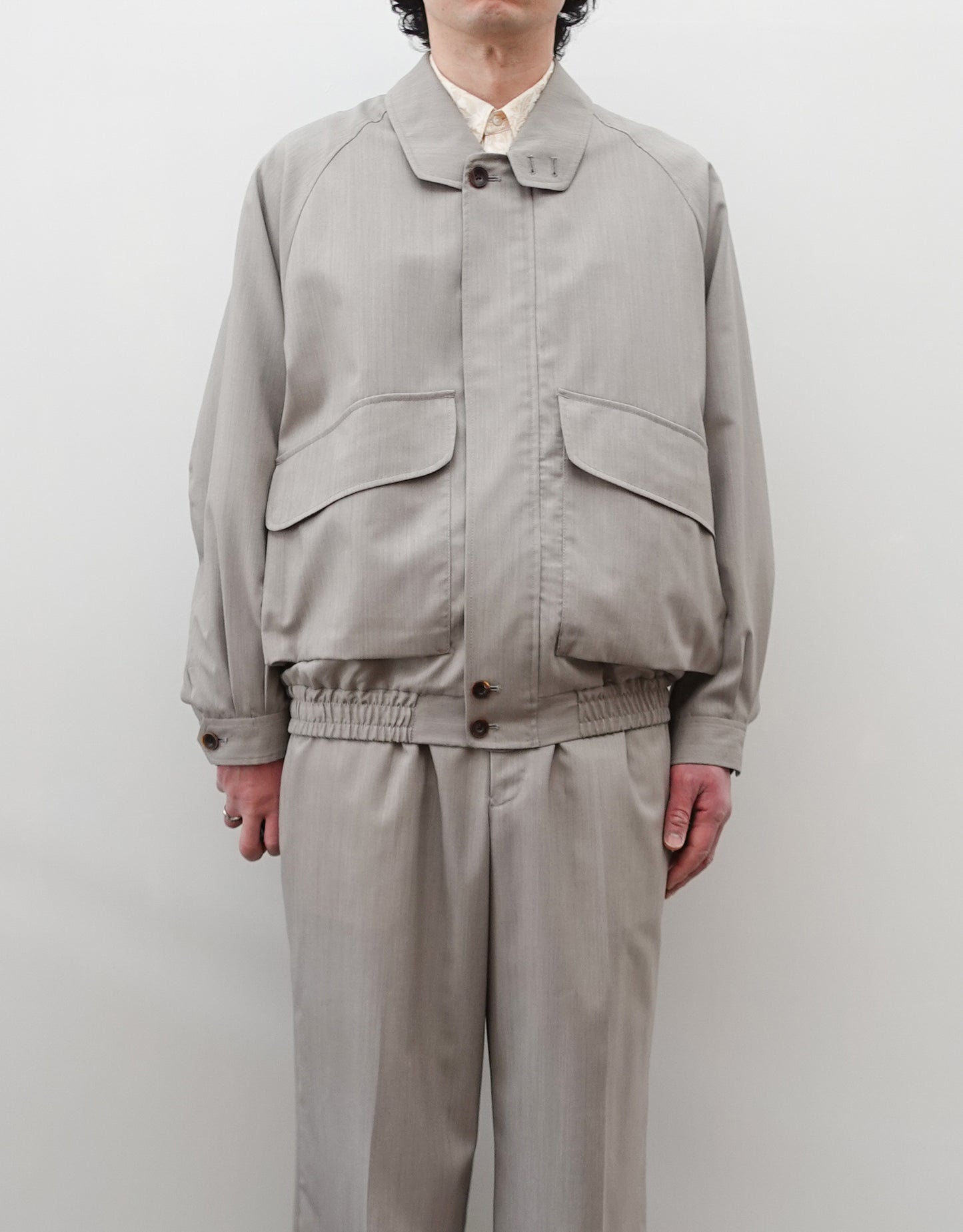 NEZU YO-HINTEN(根津洋品店) ハンティングブルゾン 梳毛ウール ライトベージュ 薄手でしなやかで高級感がある 通販 184cm着画  正面 セレクトショップ VOUILLON