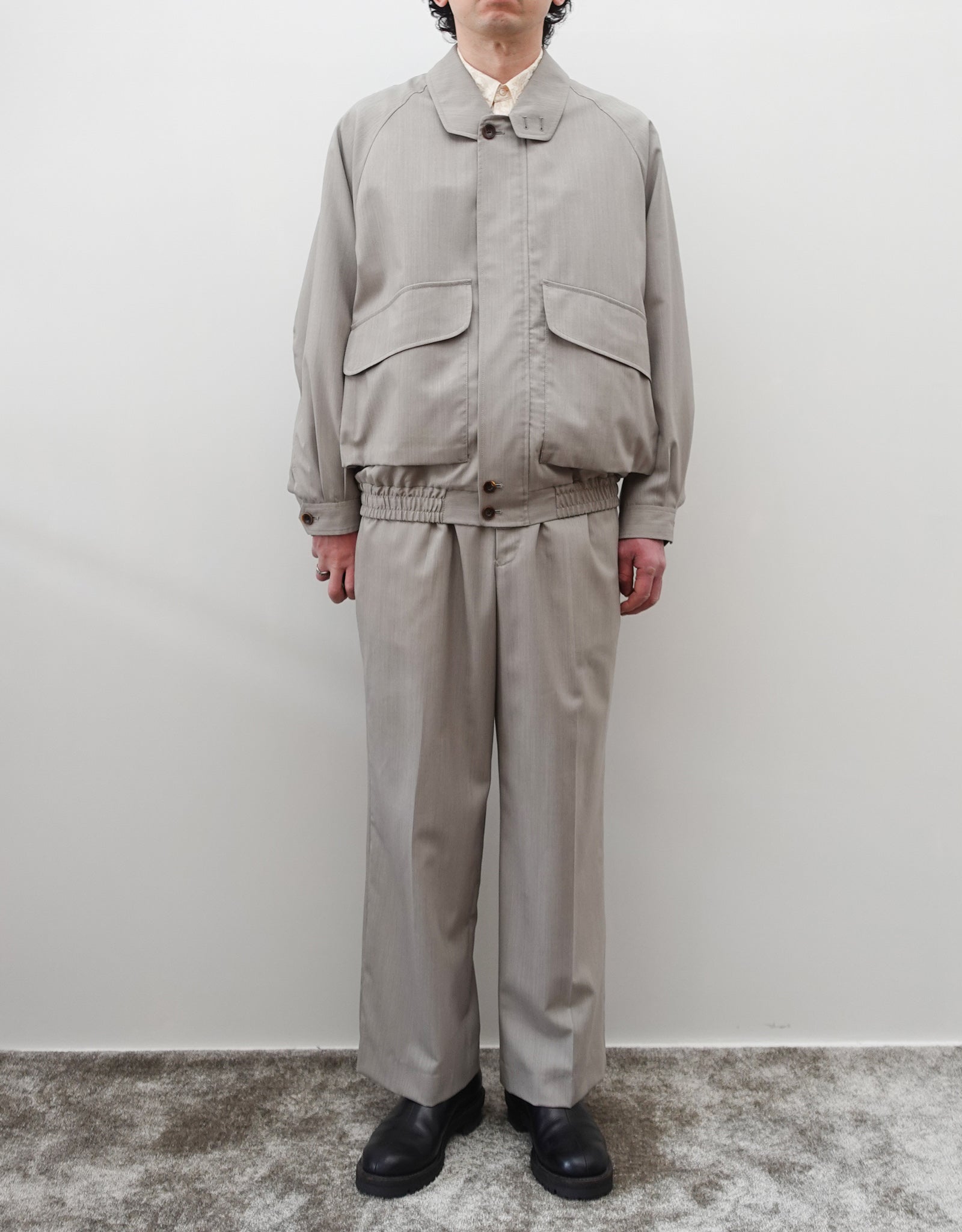 NEZU YO-HINTEN(根津洋品店) ハンティングブルゾン 梳毛ウール ライトベージュ 薄手でしなやかで高級感がある 通販 184cm着画  セットアップ スラックス セレクトショップ VOUILLON