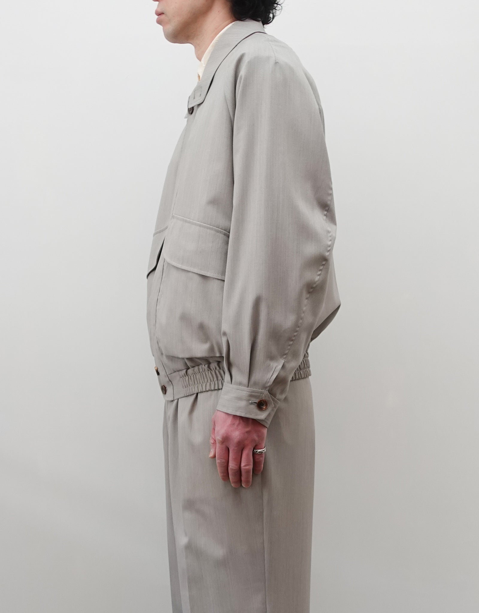 NEZU YO-HINTEN(根津洋品店) ハンティングブルゾン 梳毛ウール ライトベージュ 薄手でしなやかで高級感がある 通販 184cm着画  右 セレクトショップ VOUILLON