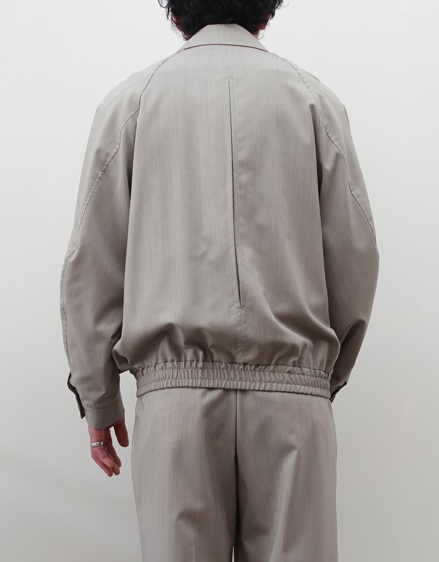 NEZU YO-HINTEN(根津洋品店) ハンティングブルゾン 梳毛ウール ライトベージュ 薄手でしなやかで高級感がある 通販 184cm着画  背面 セレクトショップ VOUILLON