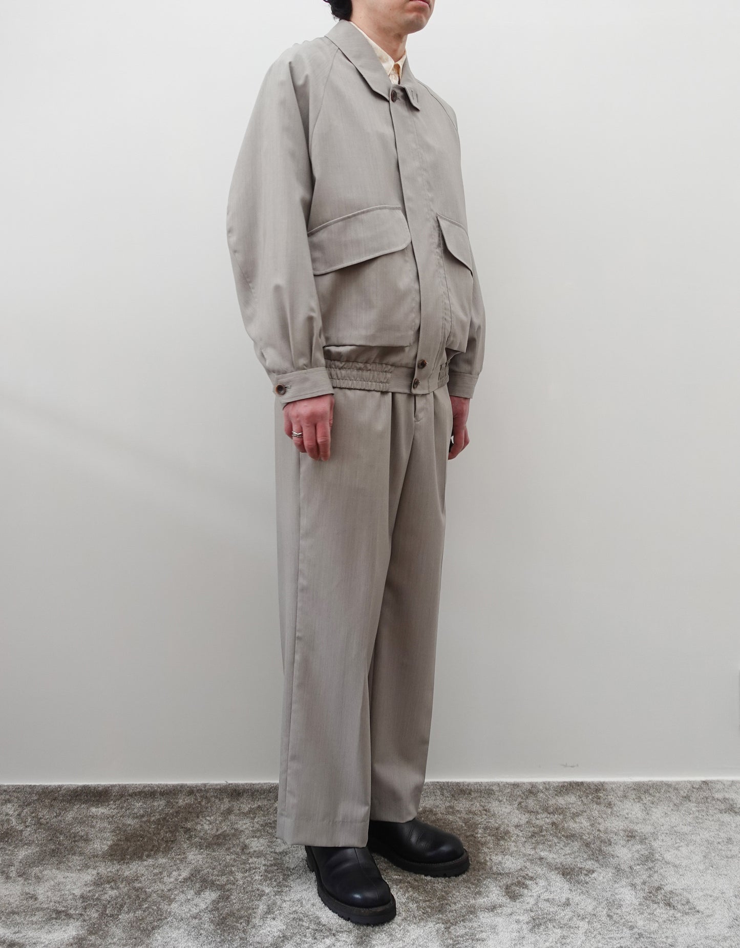 NEZU YO-HINTEN(根津洋品店) ハンティングブルゾン 梳毛ウール ライトベージュ 薄手でしなやかで高級感がある 通販 184cm着画  左斜め前 全身 セレクトショップ VOUILLON