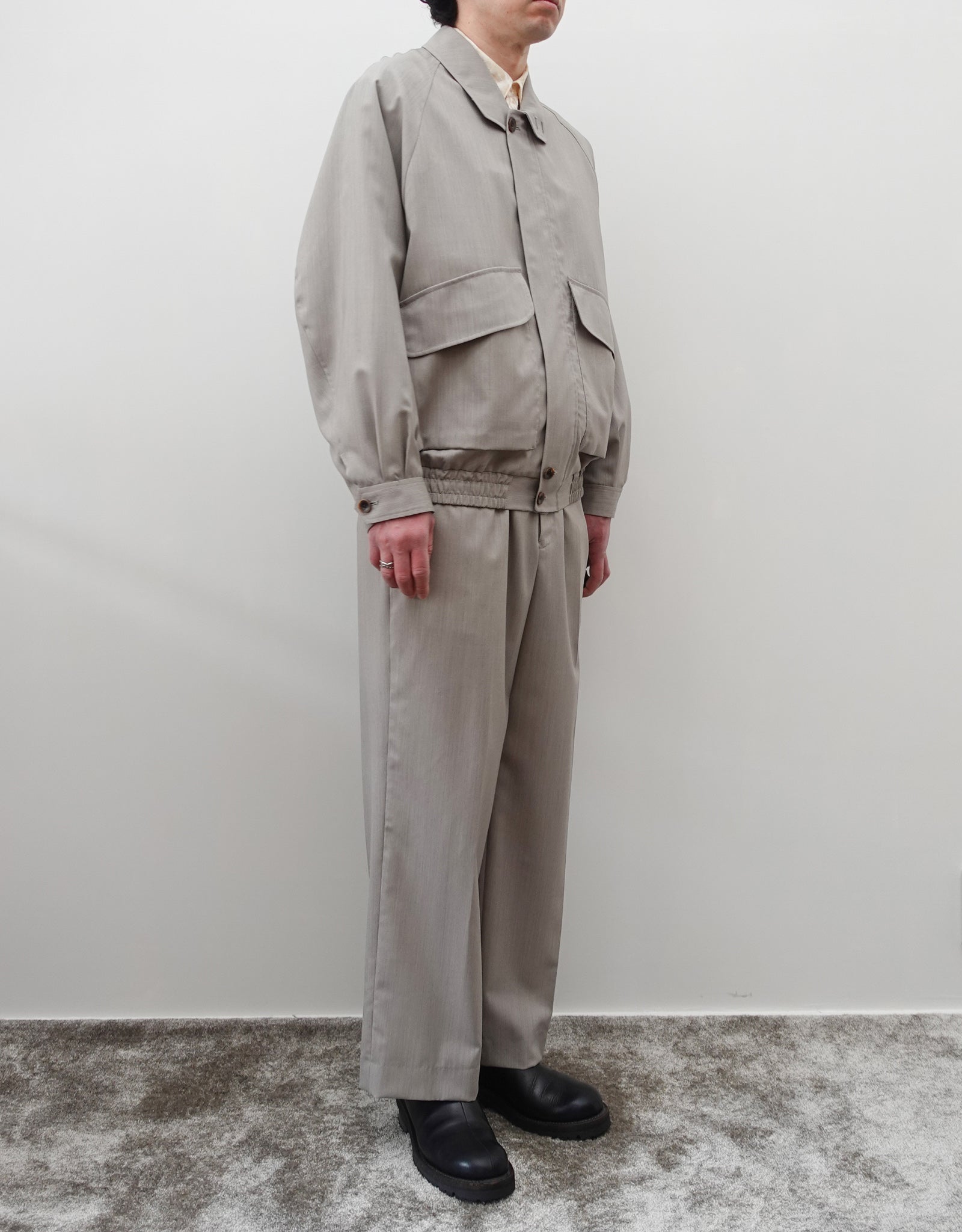 NEZU YO-HINTEN(根津洋品店) ハンティングブルゾン 梳毛ウール ライトベージュ 薄手でしなやかで高級感がある 通販 184cm着画  左斜め前 全身 セレクトショップ VOUILLON