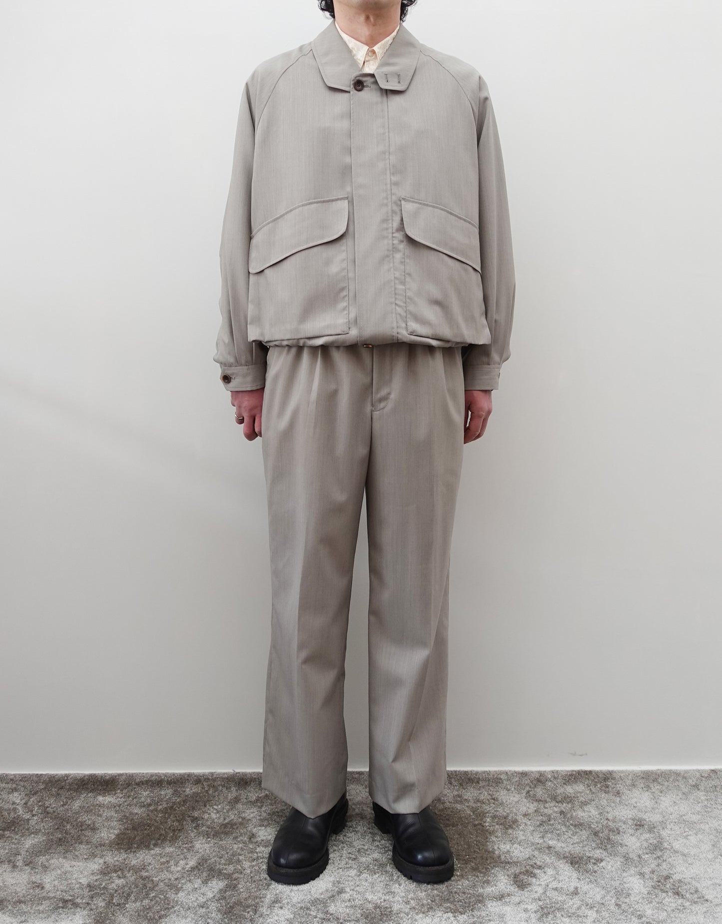 NEZU YO-HINTEN(根津洋品店) ハンティングブルゾン 梳毛ウール ライトベージュ 薄手でしなやかで高級感がある 通販 184cm着画  全身 正面 セットアップ セレクトショップ VOUILLON