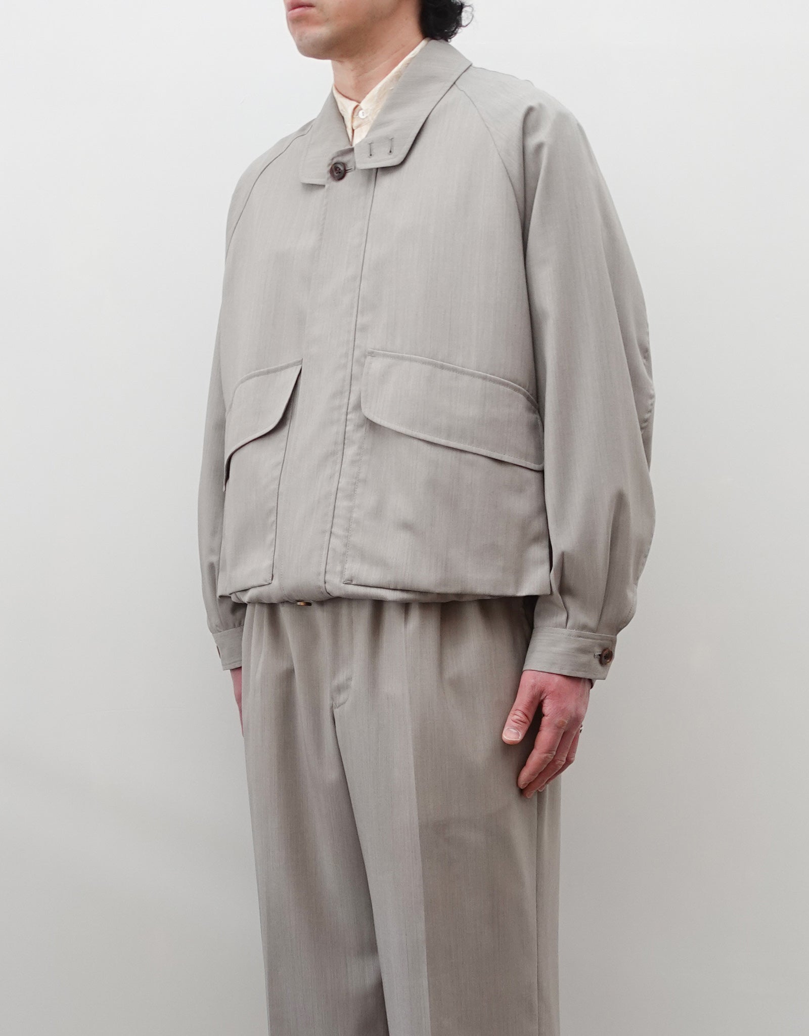 NEZU YO-HINTEN(根津洋品店) ハンティングブルゾン 梳毛ウール ライトベージュ 薄手でしなやかで高級感がある 通販 184cm着画  右斜め前 セレクトショップ VOUILLON