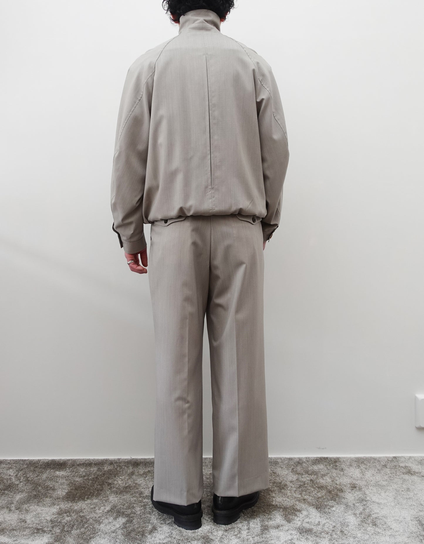 NEZU YO-HINTEN(根津洋品店) ハンティングブルゾン 梳毛ウール ライトベージュ 薄手でしなやかで高級感がある 通販 184cm着画  背面 セレクトショップ VOUILLON