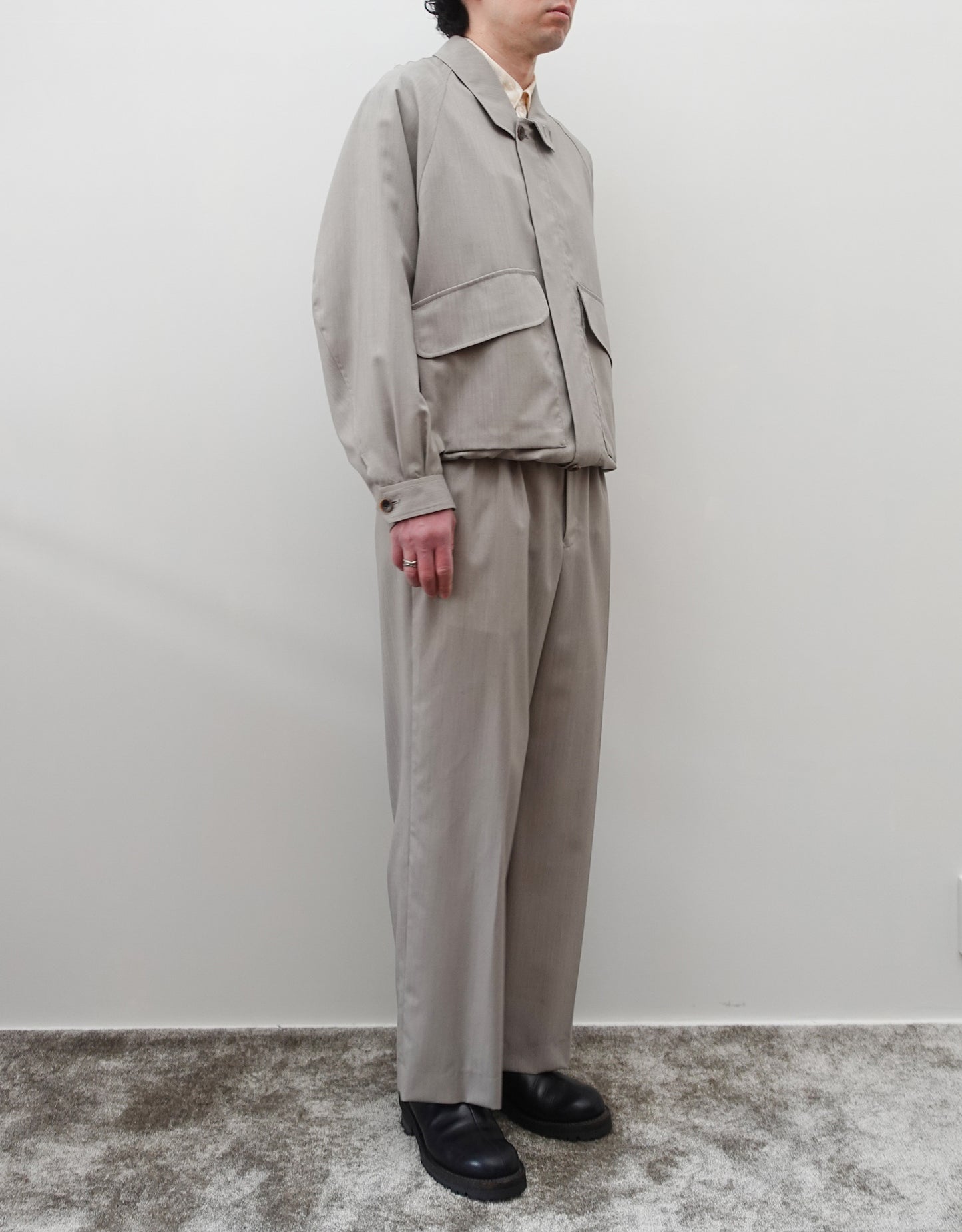 NEZU YO-HINTEN(根津洋品店) ハンティングブルゾン 梳毛ウール ライトベージュ 薄手でしなやかで高級感がある 通販 184cm着画  左斜め前 セレクトショップ VOUILLON