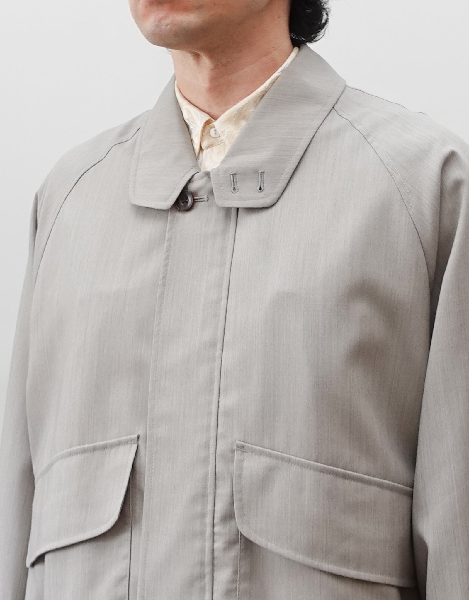 NEZU YO-HINTEN(根津洋品店) ハンティングブルゾン 梳毛ウール ライトベージュ 薄手でしなやかで高級感がある 通販 184cm着画  襟 セレクトショップ VOUILLON